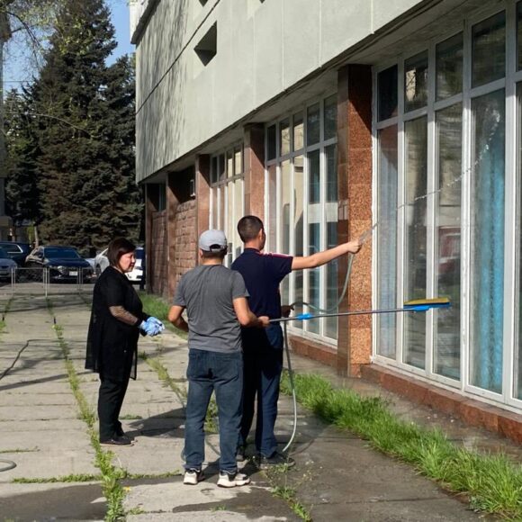 В рамках двухмесячника сотрудники музея Фрунзе вышли на субботник