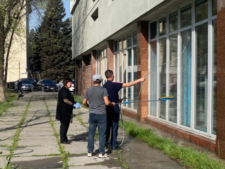В рамках двухмесячника сотрудники музея Фрунзе вышли на субботник